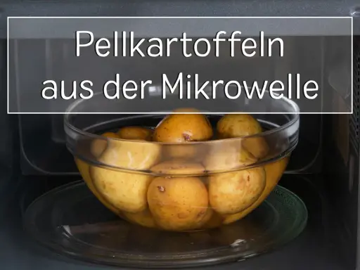 Pellkartoffeln in einer Glasschüssel in der Mikrowelle, bereit für eine schnelle Zubereitung.