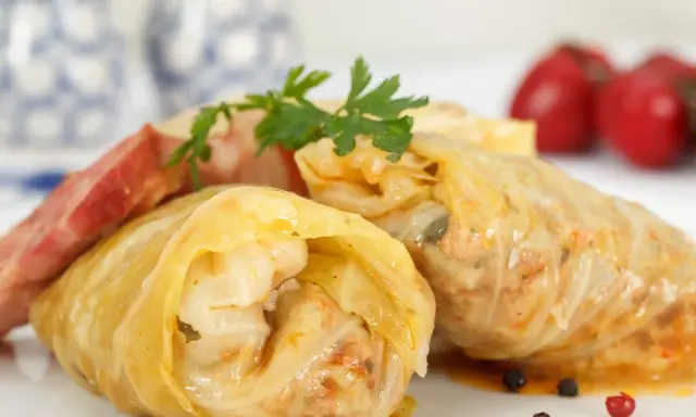 Herzhafte Sarma kroatisch, gefüllt mit Fleisch und Reis, serviert mit Speck und Petersilie. Ein Genuss!