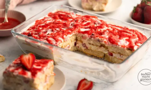 Ein saftiges Erdbeer Tiramisu in einer Glasform, geschichtet mit Löffelbiskuits, Creme und frischen Erdbeeren, verlockt zum Genuss.