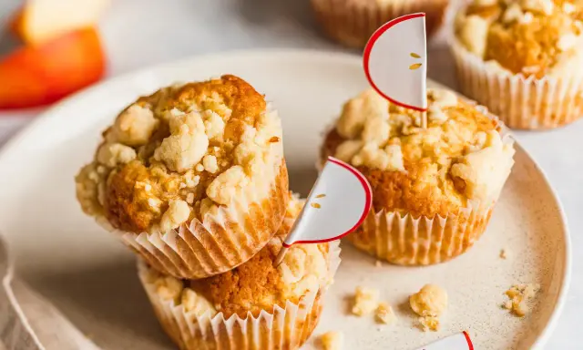 Saftige apfelmuffins mit knusprigen Streuseln, dekoriert mit süßen Apfel-Fähnchen. Ein Genuss für jeden Apfelliebhaber!