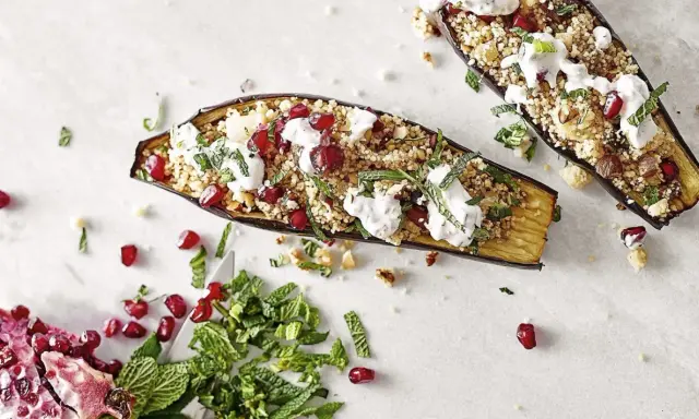 Gefüllte Aubergine mit Couscous, Granatapfelkernen und Minze. Ein köstliches Aubergine Rezept, das Lust auf mehr macht.