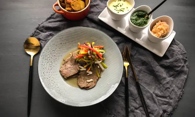 Tafelspitz mit verschiedenen Beilagen: Bratkartoffeln, grüne Soße, Apfelkren und Gemüse. Perfekt als welche Beilage zu Tafelspitz.