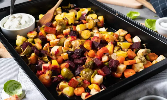 Buntes Ofengemüse mit Lauch, Karotten und Roter Bete. Perfekt für Lauch Rezepte Ofen. Dazu ein Dip.
