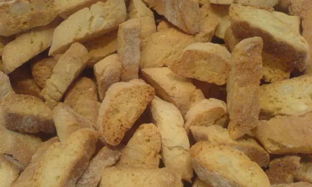 Ein Haufen knuspriger Cantuccini, perfekt für ein Cantuccini Rezept. Sie sind goldbraun gebacken und mit Mandeln verfeinert.