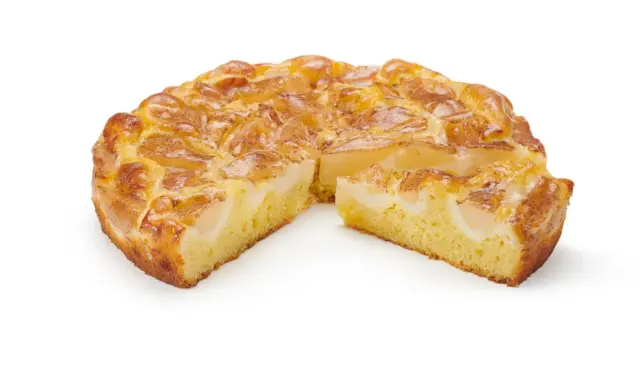 Ein saftiger Birnen Joghurt Kuchen mit goldbrauner Kruste und sichtbaren Birnenstücken.