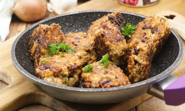 Herzhafte vegetarische Frikadellen mit Kidneybohnen und Kräutern in einer Pfanne, garniert mit Petersilie.