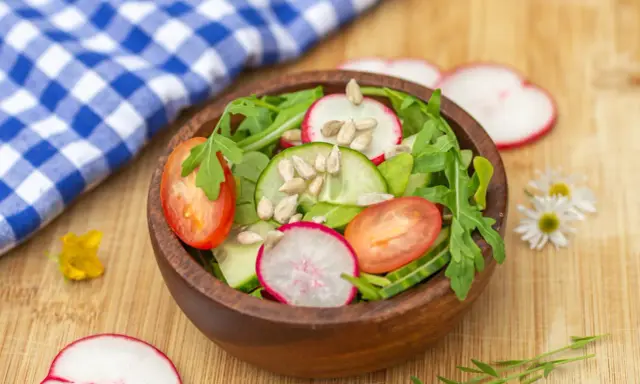 Frischer Salat mit Radieschen, Tomaten und Gurken, perfekt für leichte Radieschen Rezepte. Sonnenblumenkerne für den Crunch.