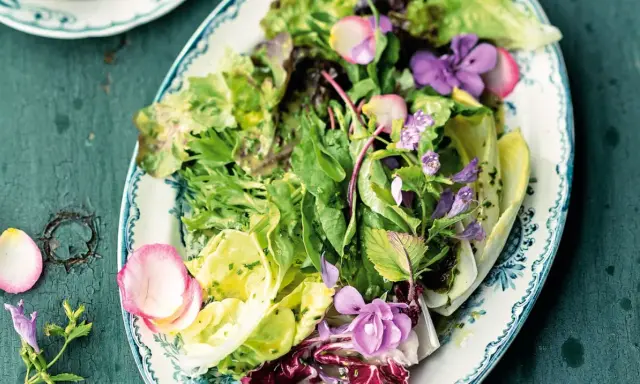Frischer Blattsalat mit Radieschen und essbaren Blüten, eine köstliche salat beilage.