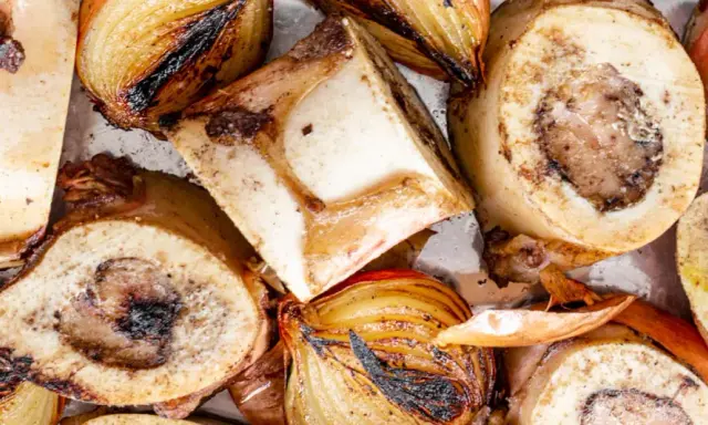 Gegrillte Rinderknochen mit karamellisierten Zwiebeln, bereit zum Rindfleisch kochen.