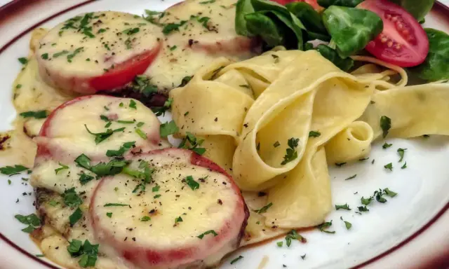 Schweinemedaillons mit Tomaten und Käse überbacken, dazu breite Bandnudeln und ein kleiner Salat. Perfekt für schnelle schweine minutensteaks im backofen.