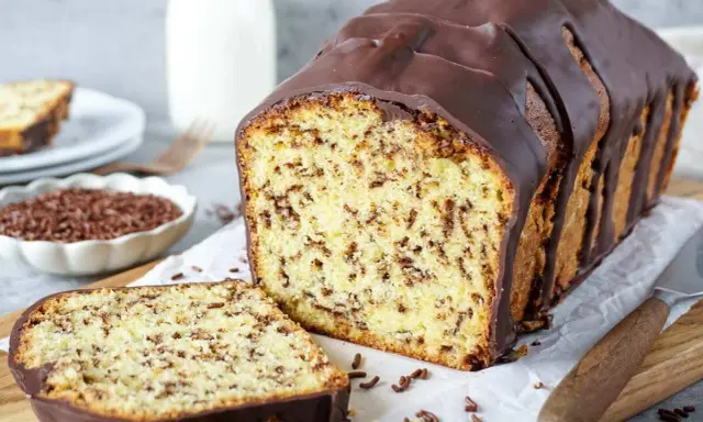 Schokoladenkuchen mit Streuseln, ein Klassiker unter den beliebte Kuchen Rezepten, serviert mit Milch.
