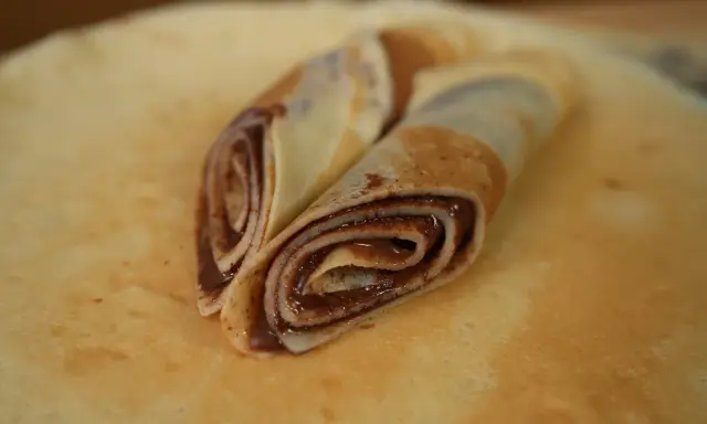 Zwei gerollte Pfannkuchen mit Schokoladencreme, ein köstliches Pfannkuchen Rezept.