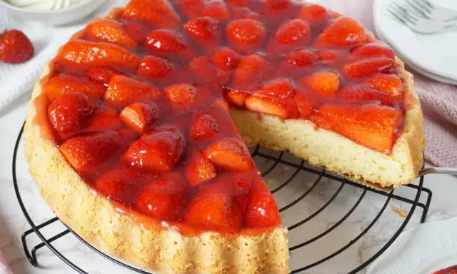 Ein saftiger Erdbeerkuchen mit einem lockeren Boden, perfekt für jedes Erdbeerboden Rezept. Frisch und lecker!