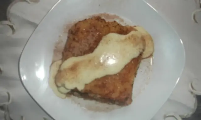 Armer Ritter, reich garniert mit Zimt und Vanillesauce. Ein Festmahl, das den Unterschied zwischen arm und reich auf dem Teller zeigt.