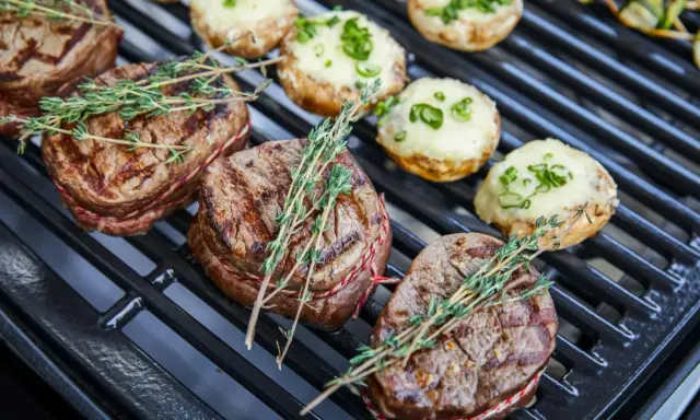 Saftige Rinderfilets und gefüllte Champignons auf dem Grill – so lecker kann man grillen!