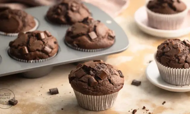 Saftige Muffins mit Schokotropfen, frisch aus der Form. Ein Genuss für jeden Schokoladenliebhaber.