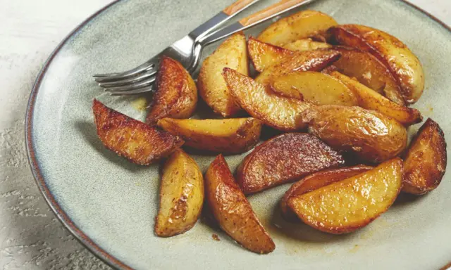 Goldbraune, knusprige Ofenkartoffeln auf einem Teller, bereit zum Genießen. Ein einfaches, leckeres Ofenkartoffeln Rezept.