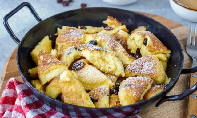 Kaiserschmarrn, fluffig und goldbraun, mit Rosinen und Puderzucker bestreut, zubereitet im Thermomix.