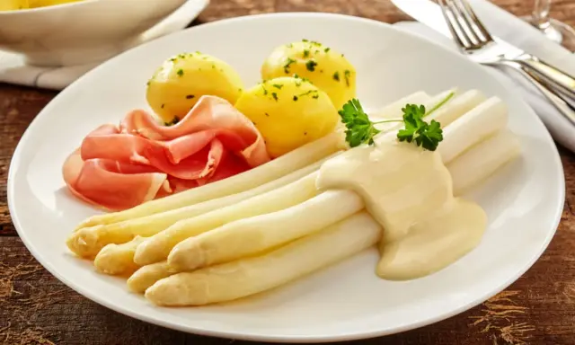 Spargel mit Sauce Hollandaise, kleinen Kartoffeln und Schinken. Eine Portion, die zeigt, wieviel Fisch pro Person auf den Teller passt, wenn man ihn durch Spargel ersetzt.