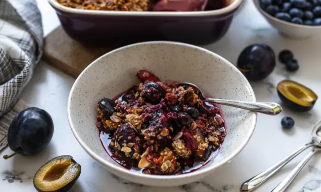 Ein köstlicher Zwetschgen Crumble, der gesund und fruchtig ist. Mit Haferflocken und Mandeln für den perfekten Crunch.