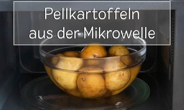 Pellkartoffeln in einer Glasschüssel in der Mikrowelle, bereit für eine schnelle Zubereitung.