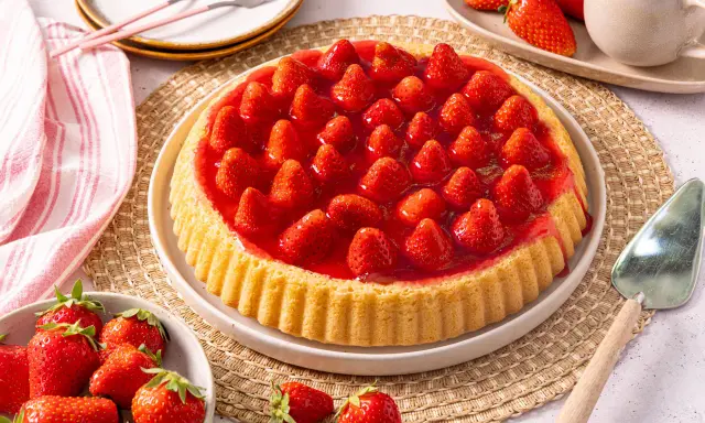 Ein köstlicher Obstboden mit frischen Erdbeeren und glänzender Gelee-Schicht. Perfekt für jedes Obstboden Rezept.