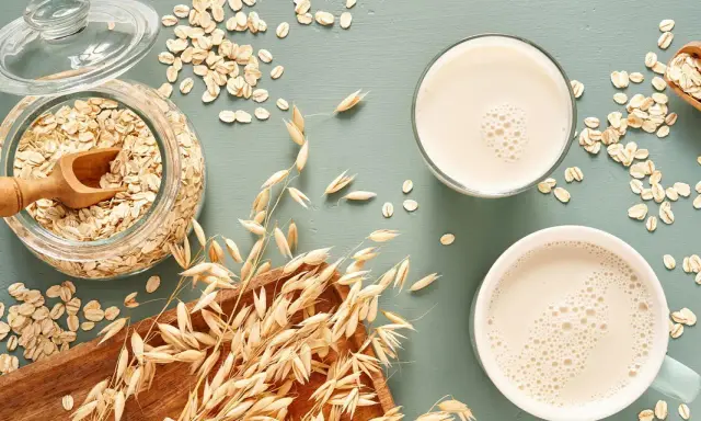 Haferflocken und Hafermilch. Achte auf das Haltbarkeitsdatum, denn auch Hafermilch kann schlecht werden.