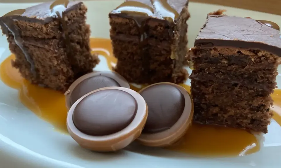 Schokoladenkuchen-Stücke mit Karamellsauce und Toffifee-Pralinen.