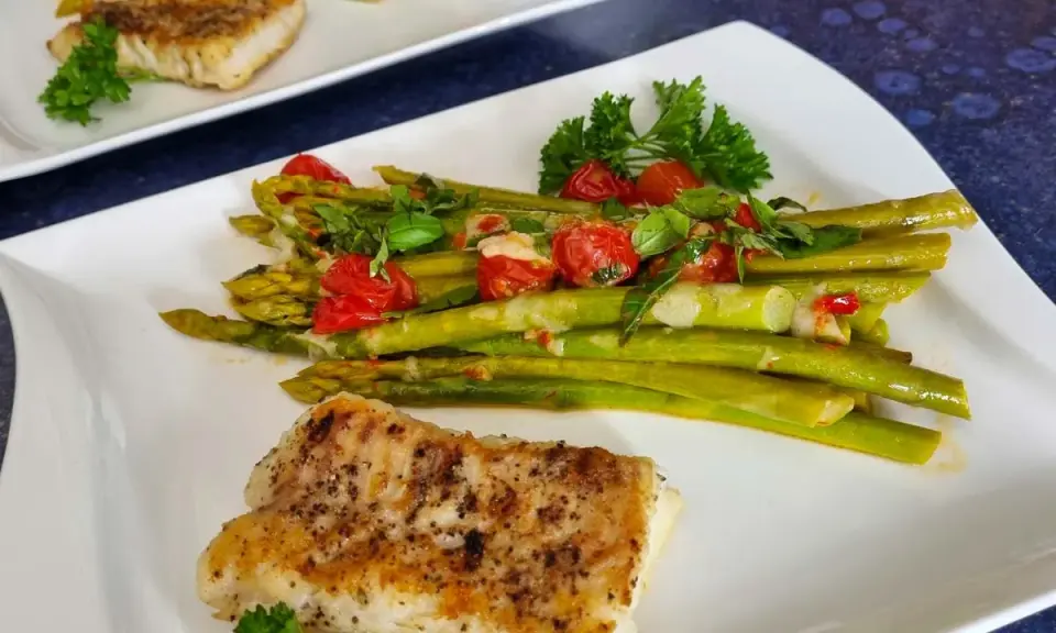 Spargel im Backofen mit Tomaten und Fisch. Wie lange braucht der Spargel?