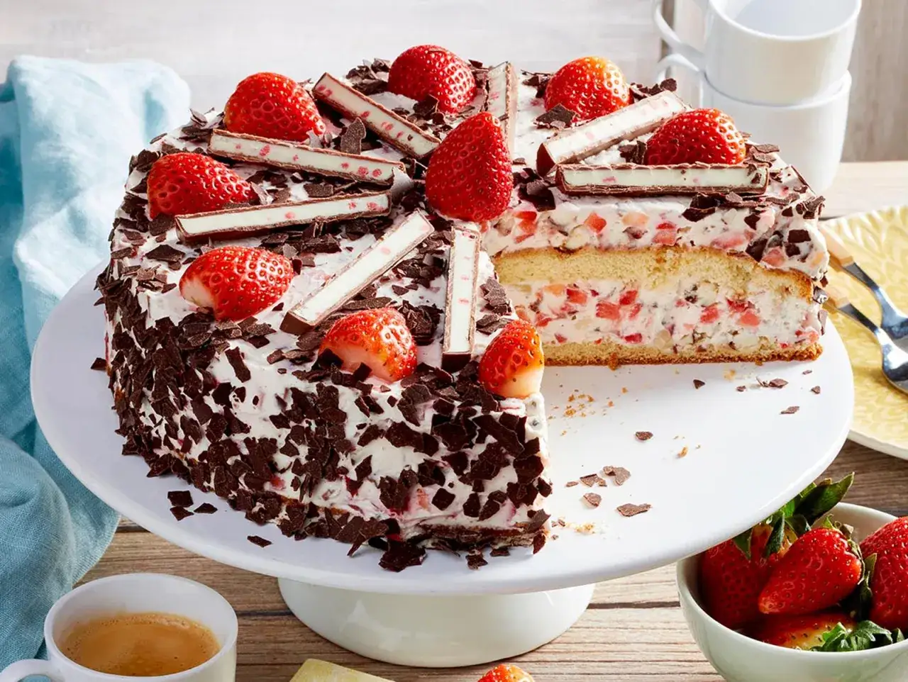Eine k&ouml;stliche Yogurette Torte mit frischen Erdbeeren und Schokost&uuml;ckchen, bereit zum Genie&szlig;en.