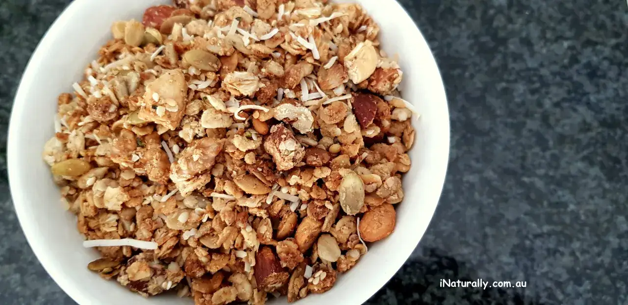 Sch&uuml;ssel mit selbstgemachtem, gesundem Granola, das Haferflocken, N&uuml;sse, Samen und Kokosflocken enth&auml;lt.