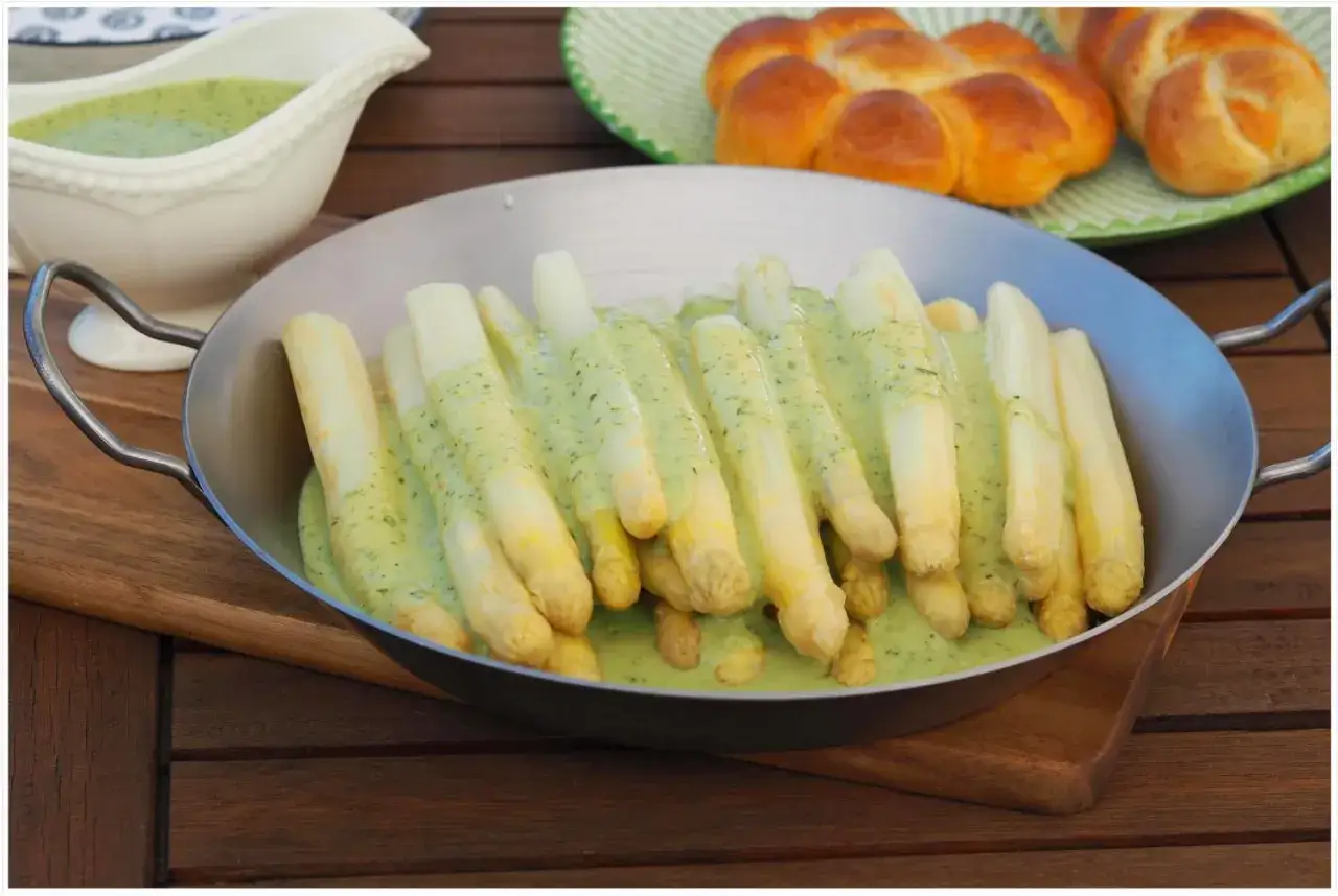 Frischer Spargel im Backofen mit Sauce Hollandaise. Wie lange er gart, hängt von der Dicke ab. Dazu gibt es Brötchen.