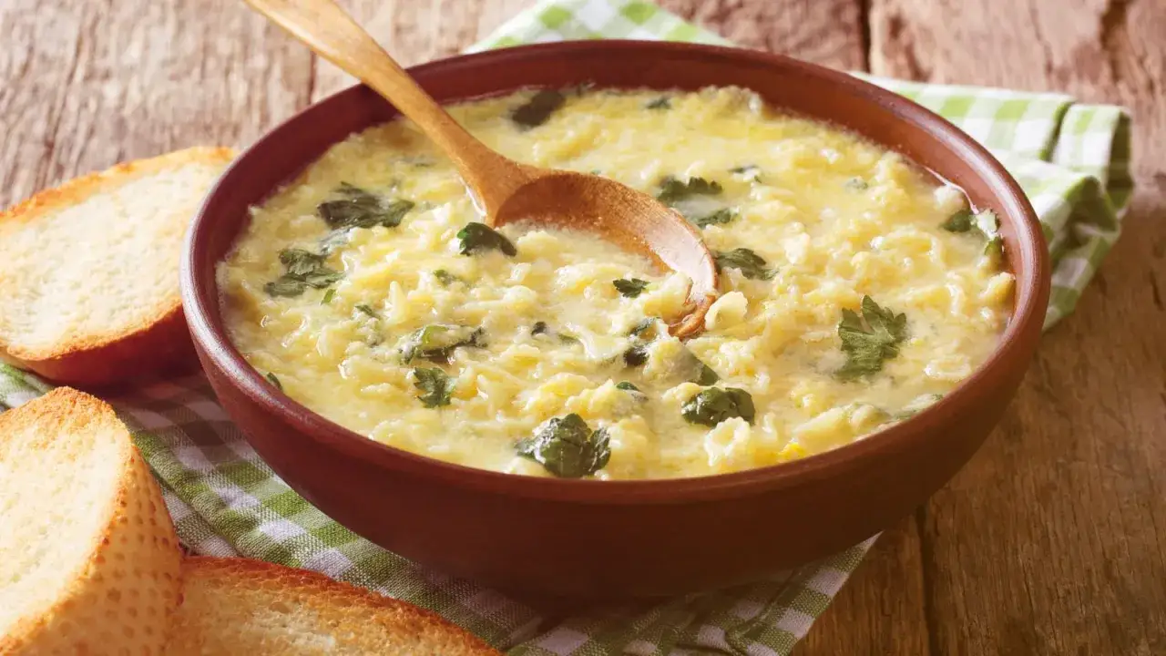 Eine Sch&uuml;ssel Stracciatella alla Romana mit Petersilie und ger&ouml;stetem Brot.
