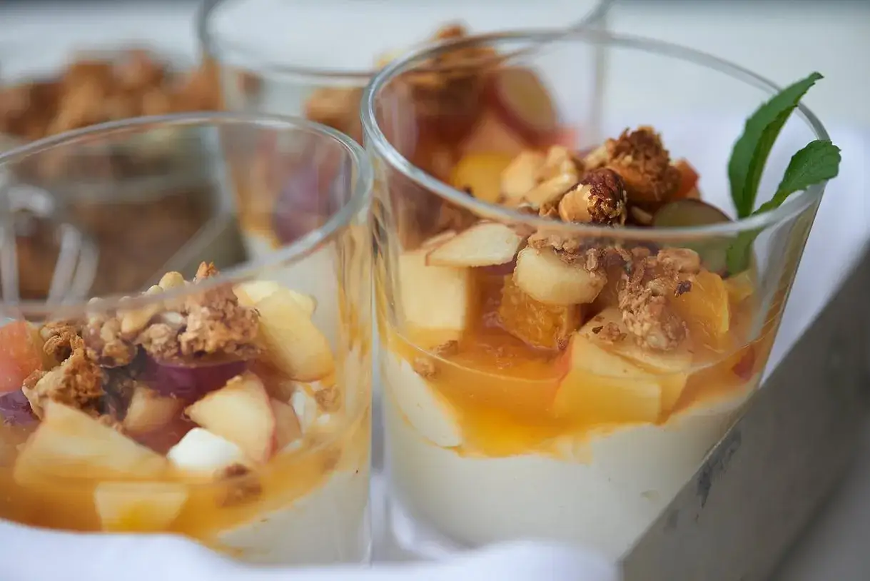 Leckere Gl&auml;ser mit nachtisch mit griechischem joghurt, Fr&uuml;chten und knusprigem Granola.