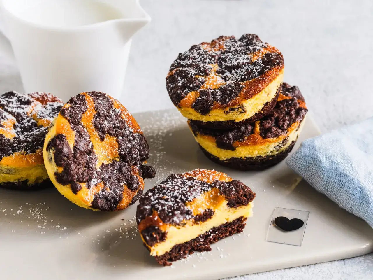Zupfkuchen Muffins mit Puderzucker best&auml;ubt, ein Genuss f&uuml;r jeden Kaffeetisch.