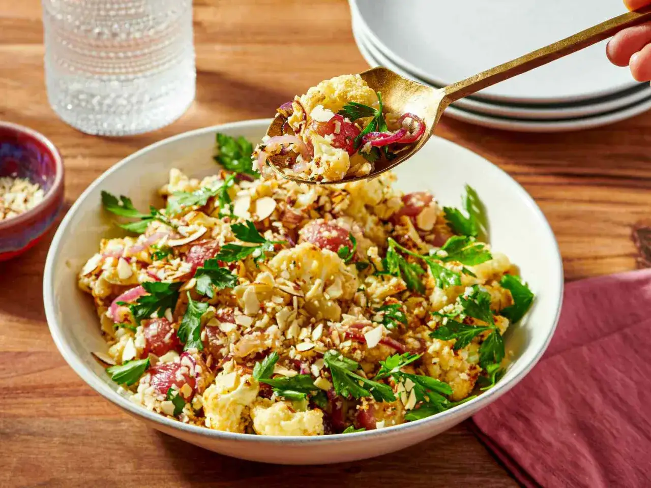 Blumenkohl-Salat mit roten Zwiebeln und Mandeln. Perfekt f&uuml;r die Frage: was koche ich heute?