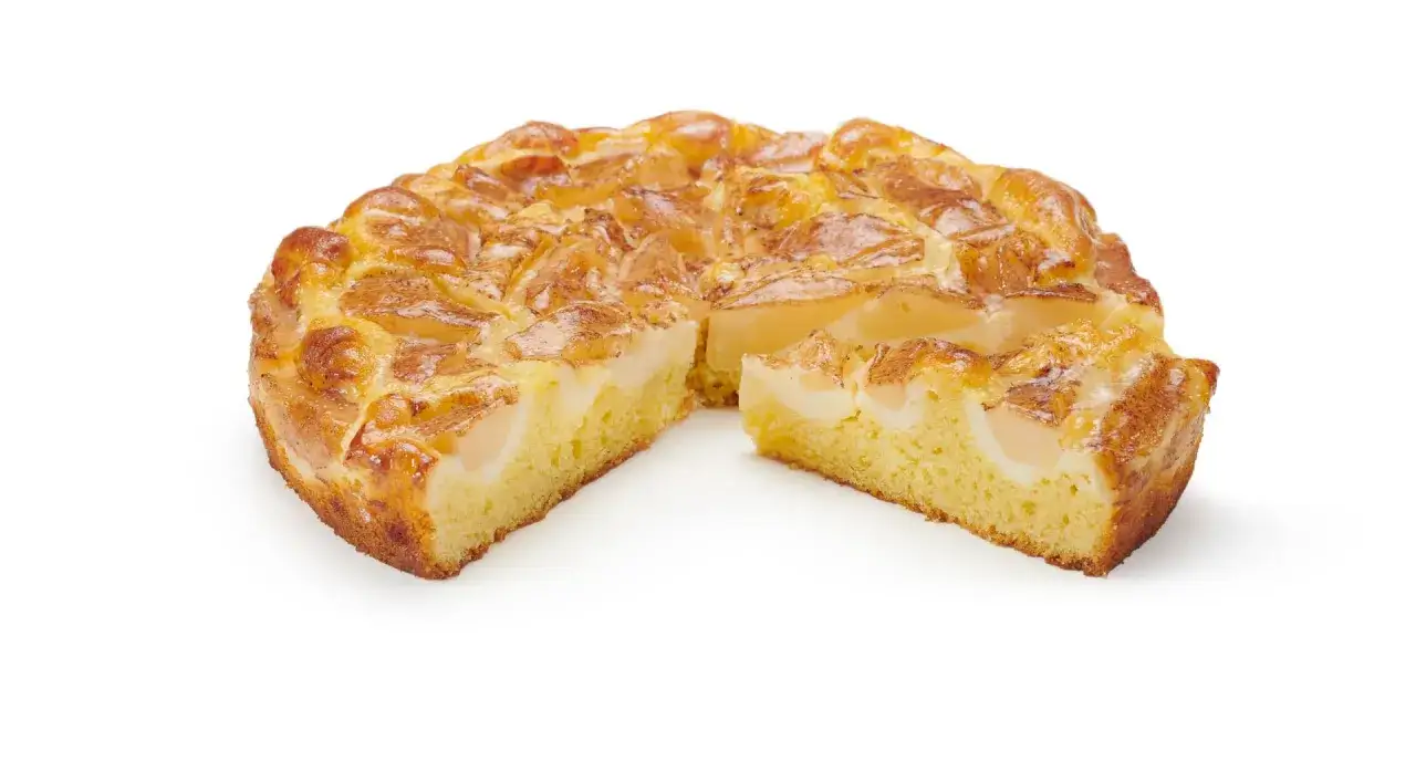 Ein saftiger Birnen Joghurt Kuchen mit goldbrauner Kruste und sichtbaren Birnenst&uuml;cken.