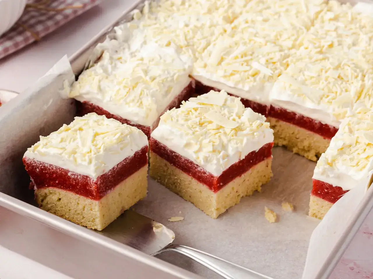 Schichtkuchen mit roter Fruchtschicht, wei&szlig;er Creme und Schokostreuseln, wie von Frau Holle gebacken.