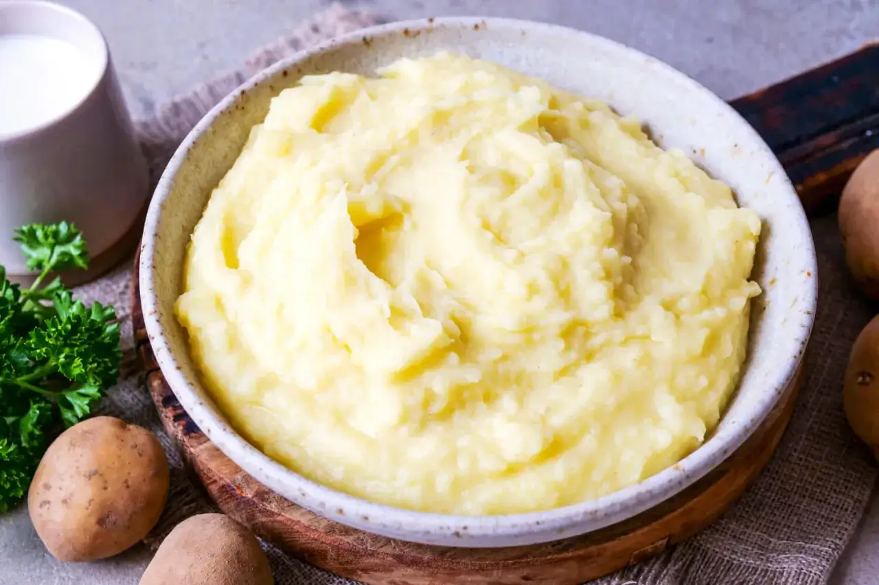 Cremiger Kartoffelbrei, perfekt f&uuml;r jedes Kartoffelbrei Rezept. Dazu frische Petersilie und Milch.