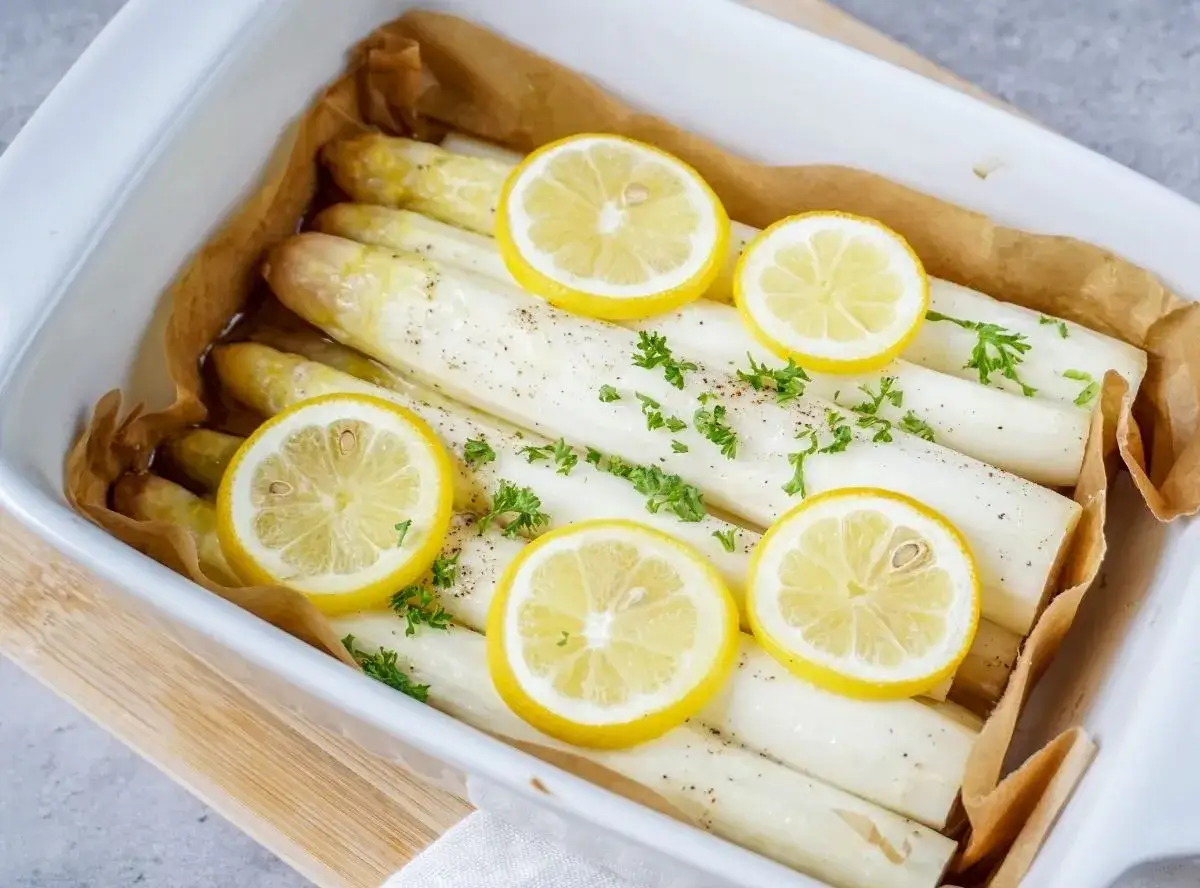 Frischer wei&szlig;er Spargel wird mit Zitronenscheiben und Petersilie im Ofen gegart. Ein Genuss!
