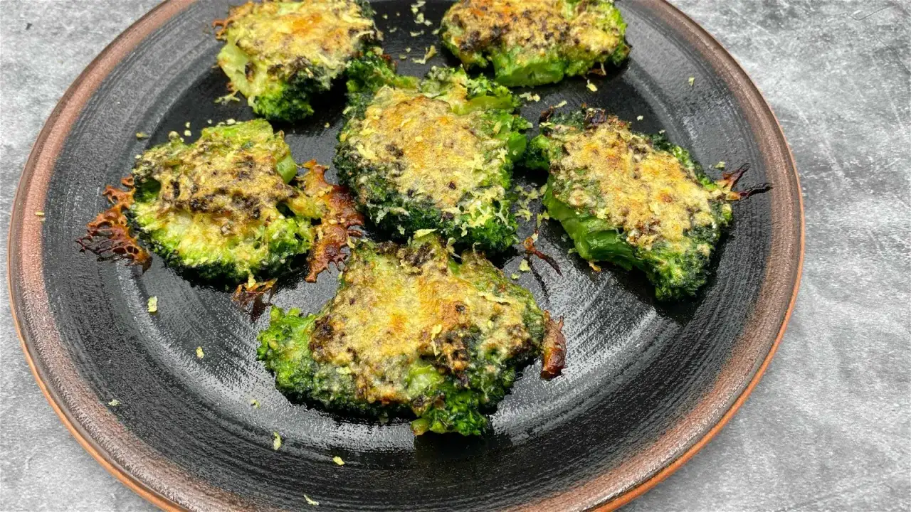 Saftiger Brokkoli aus dem Ofen, &uuml;berbacken mit K&auml;se. Ein k&ouml;stliches Gericht, das schnell zubereitet ist.