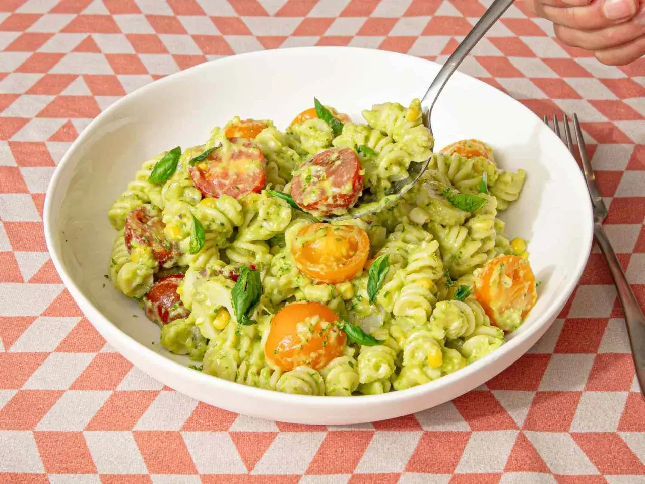 Herzhafte Pasta mit cremiger Avocado-Sauce, Kirschtomaten und Mais. Ein k&ouml;stliches warmes Gericht, das Lust auf mehr Avocado Rezepte macht.