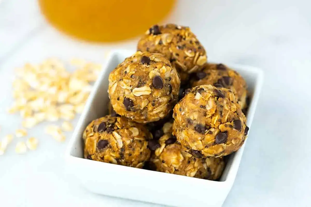 Leckere Energiebällchen mit Haferflocken und Schokostückchen, perfekt zum selber machen für einen schnellen Snack.