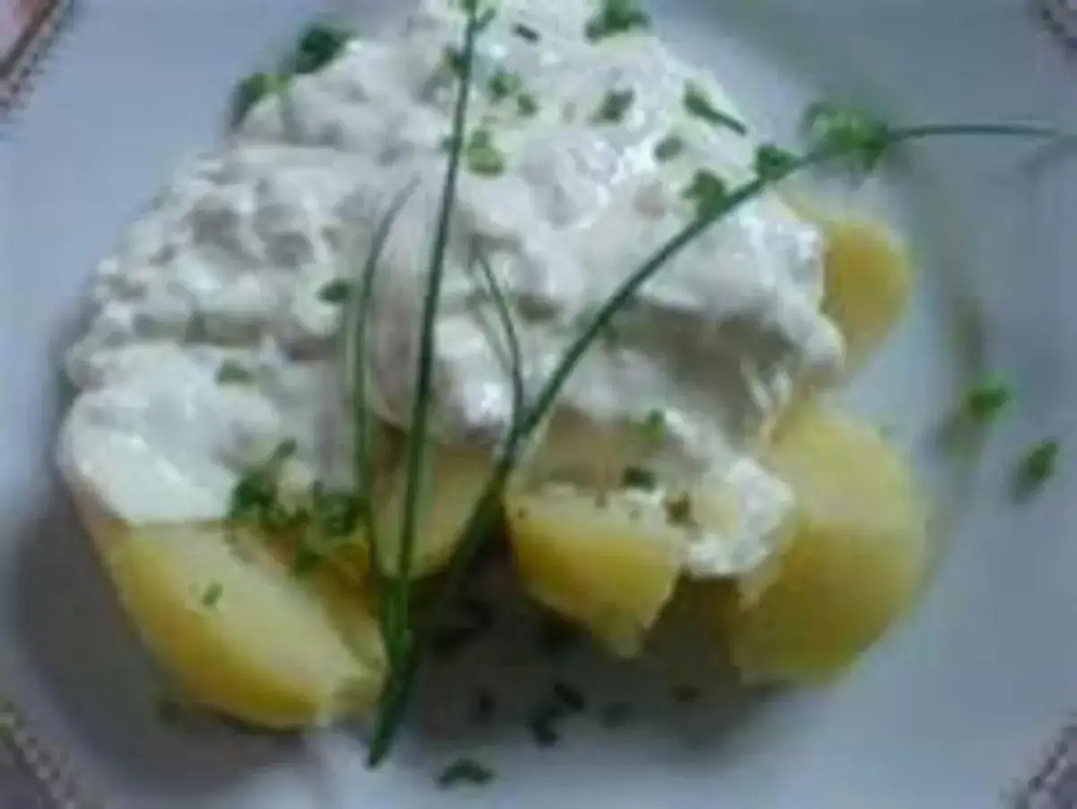 Ged&auml;mpfte Kartoffeln mit cremigem Quark und frischen Kr&auml;utern, ein einfaches und leckeres Gericht.