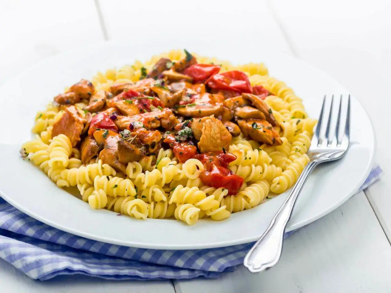 Pasta asciutta mit H&auml;hnchen und Tomaten, ein k&ouml;stliches Rezept, das an Omas K&uuml;che erinnert.