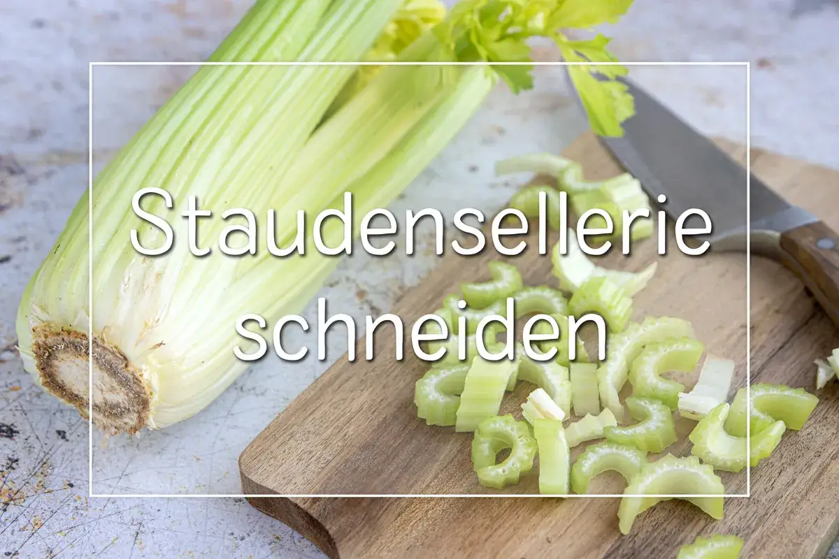 Frische Staudensellerie-Stangen liegen neben geschnittenen Stücken auf einem Holzbrett. Perfekt für gesunde Staudensellerie Rezepte.