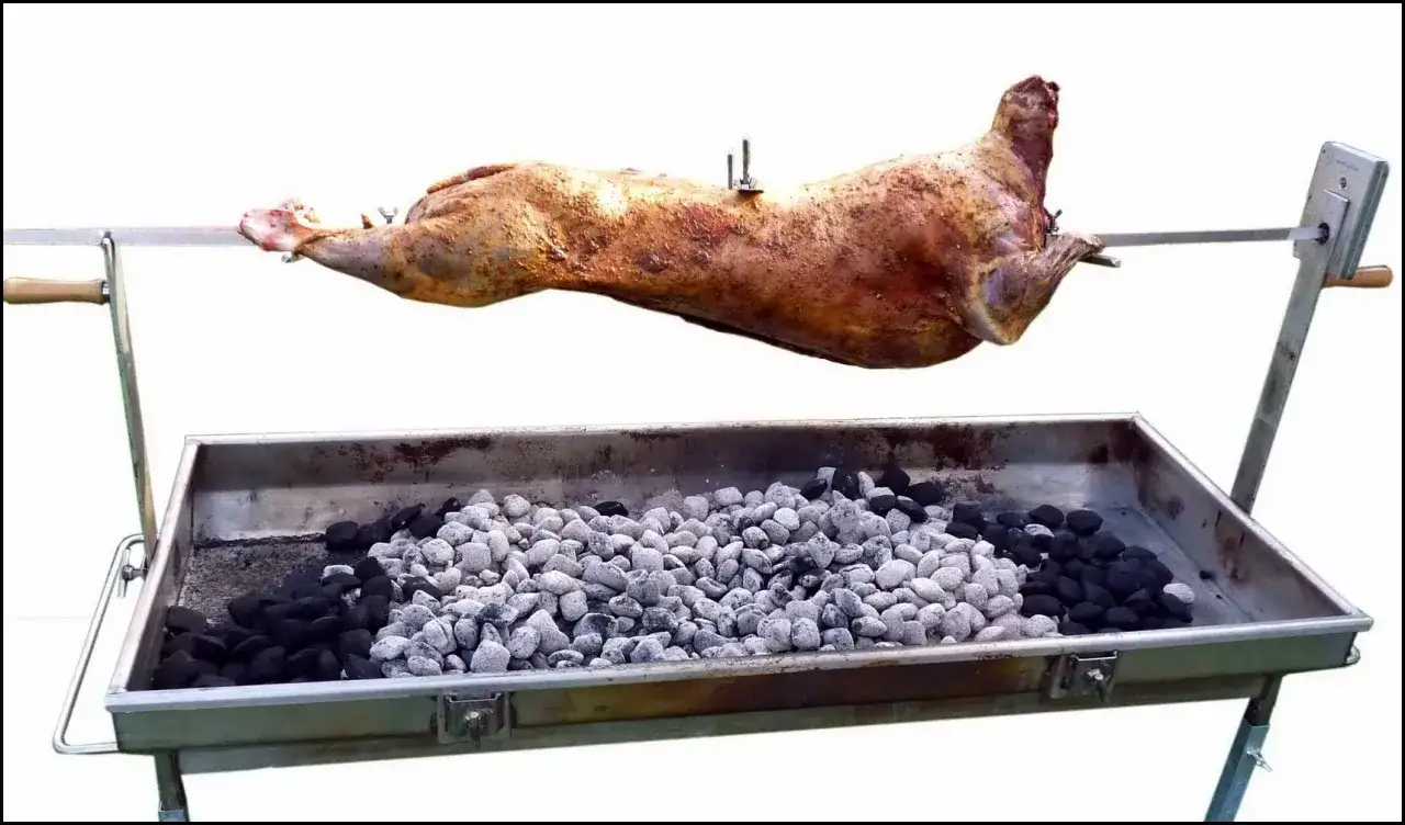 Ganzes Lamm grillen auf einem Drehspie&szlig; &uuml;ber gl&uuml;hender Kohle. Ein Festmahl f&uuml;r viele!