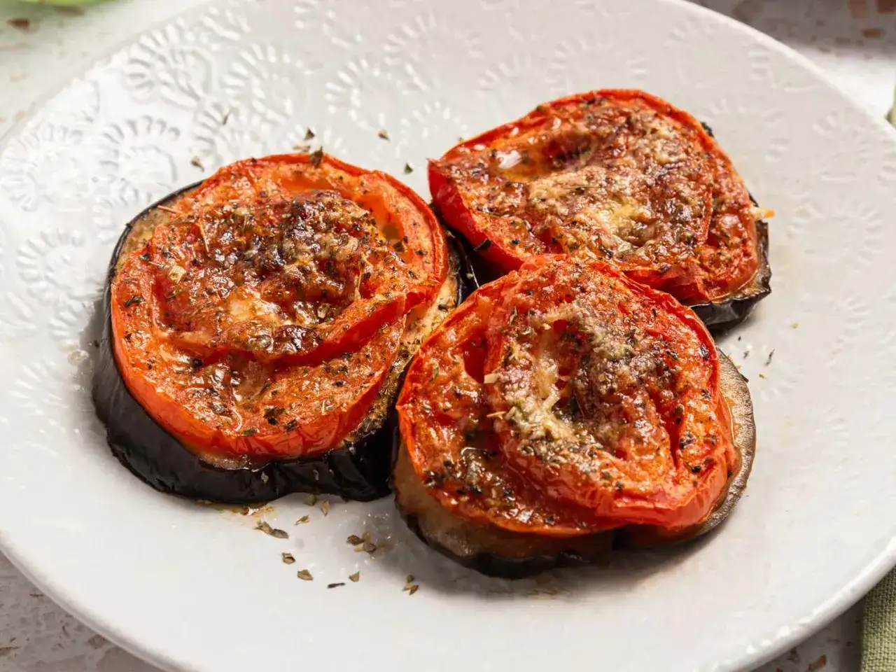 Drei Scheiben gebackene Aubergine mit Tomaten und K&auml;se, ein k&ouml;stliches aubergine rezept.