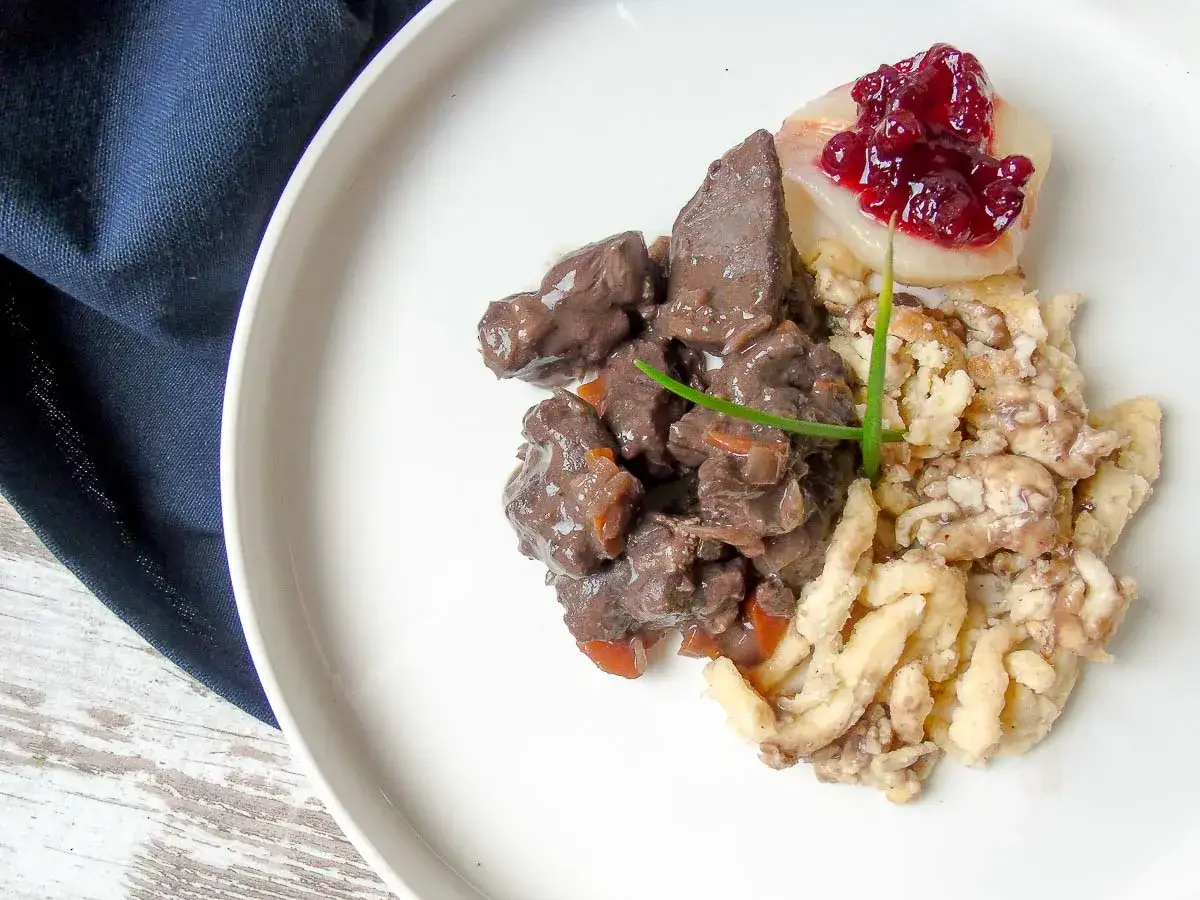 Herzhaftes Rehgulasch mit Sp&auml;tzle und Preiselbeeren. Ein k&ouml;stliches Rehgulasch Rezept f&uuml;r Genie&szlig;er.