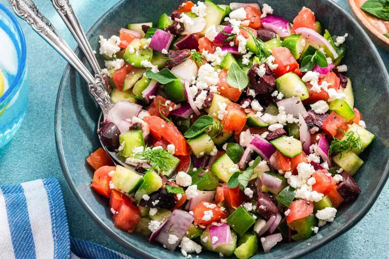 Frischer griechischer Salat mit Tomaten, Gurken, roten Zwiebeln, Oliven und Feta. Perfekt, was passt zu Salat!